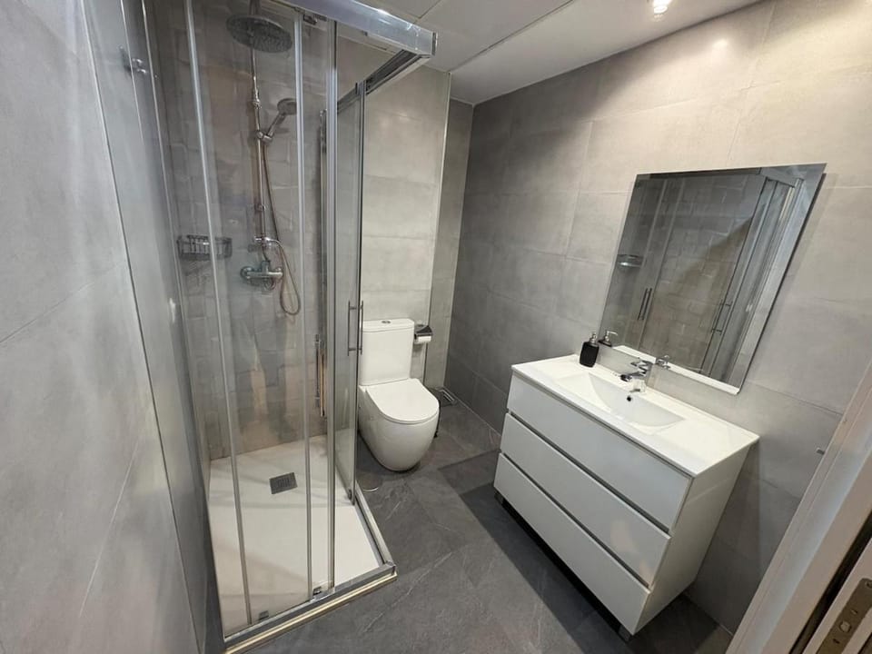 Shower, Toilet, Bathroom, towels