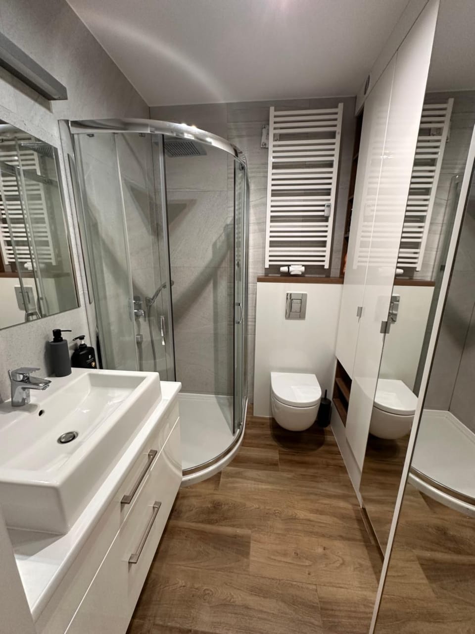 Shower, Toilet, Bathroom, towels