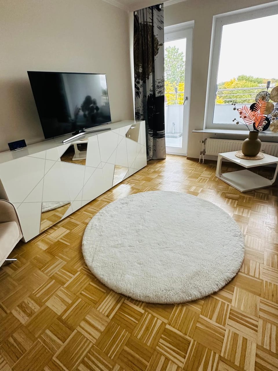 Communal lounge/ TV room, TV and multimedia, Living room, Seating area, Evening entertainment
