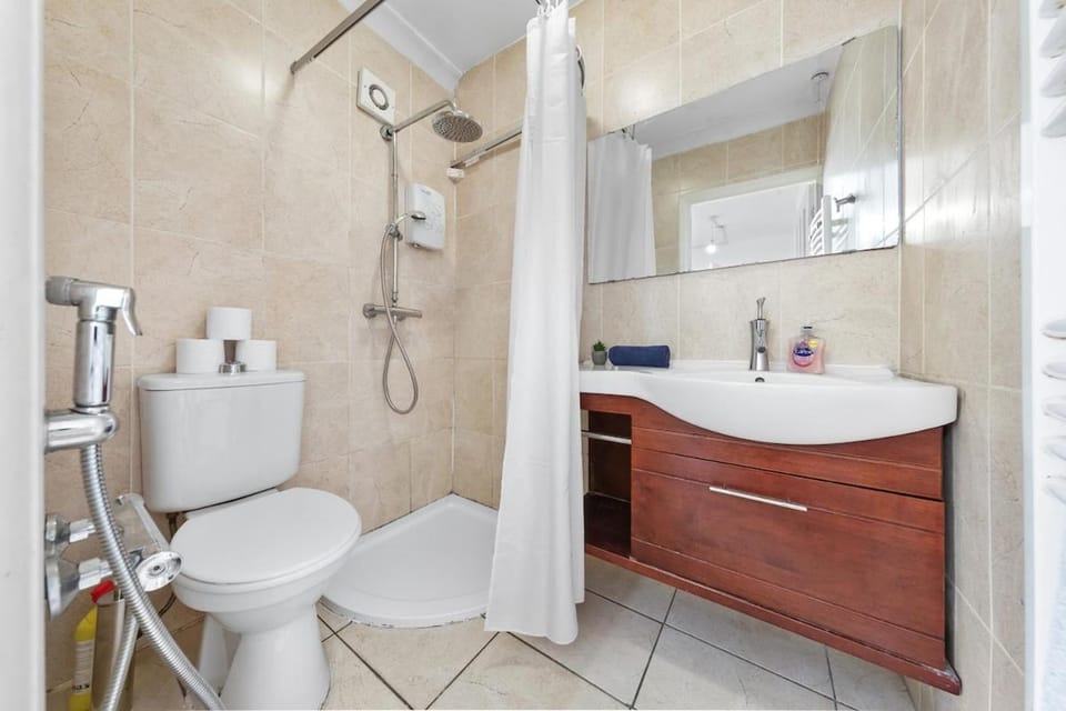 Modern spacious four bedroom house in London House in Edgware
