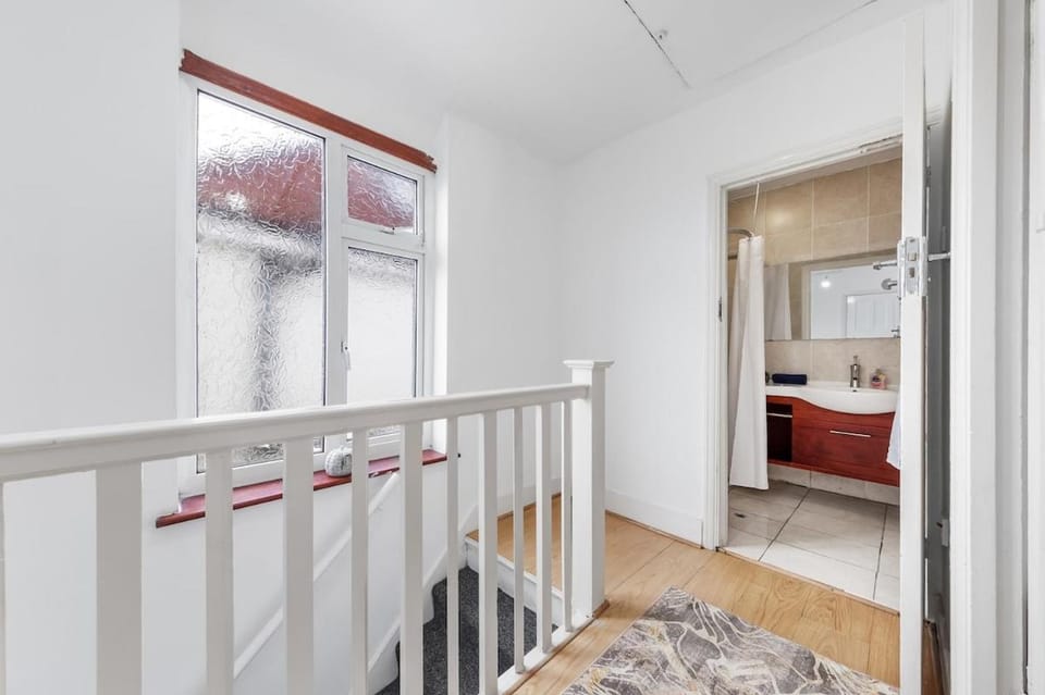 Modern spacious four bedroom house in London House in Edgware