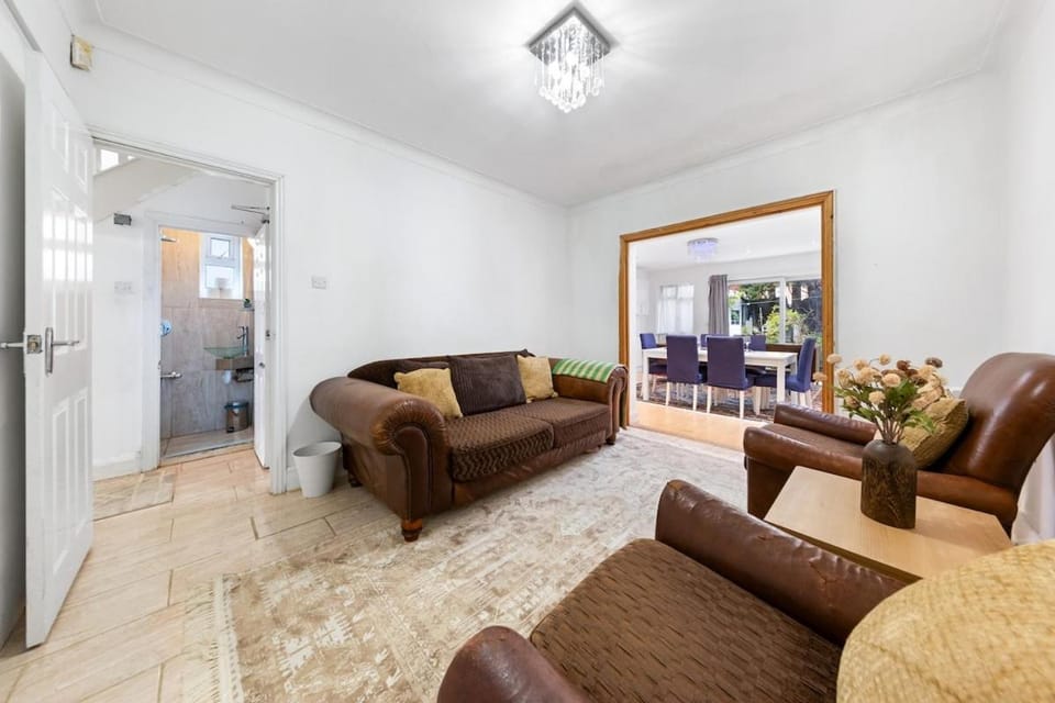 Modern spacious four bedroom house in London House in Edgware