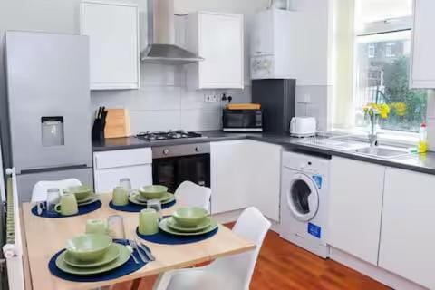 Coffee/tea facilities, Kitchen or kitchenette, Dining area, oven, washing machine