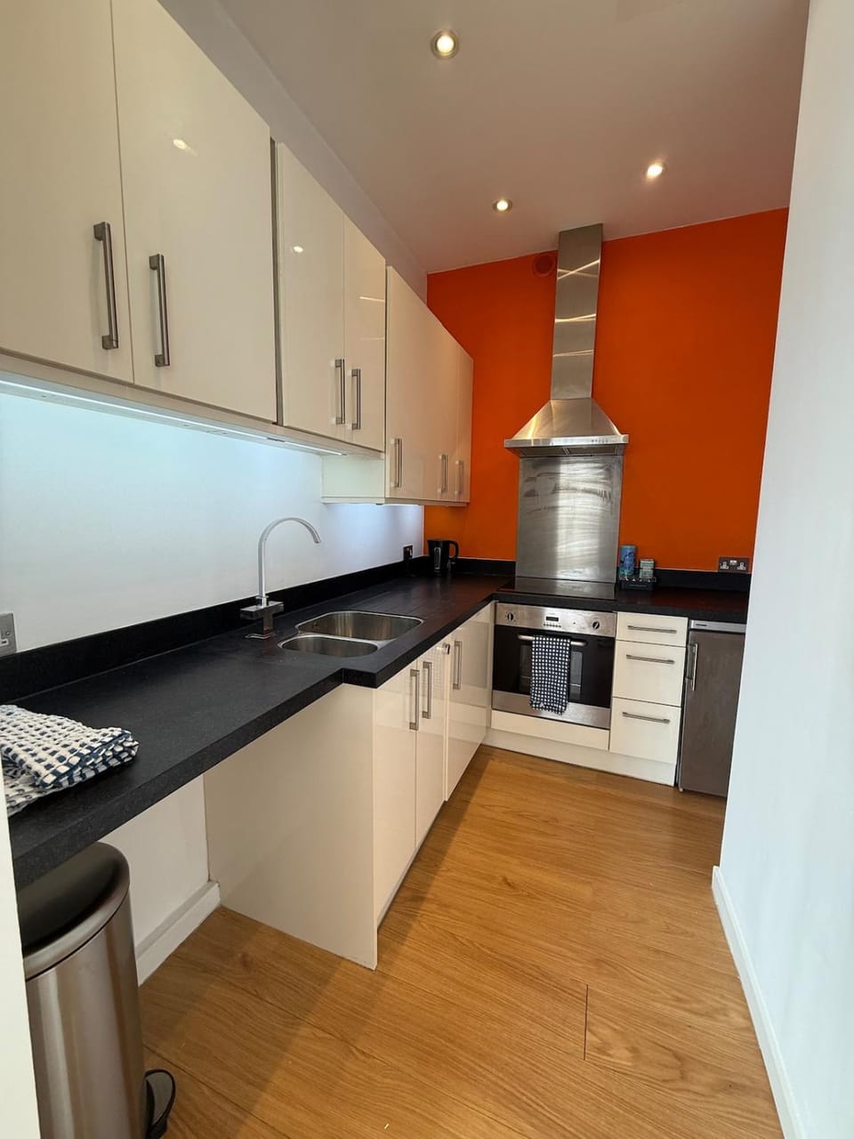 Kitchen or kitchenette, dishwasher, stove