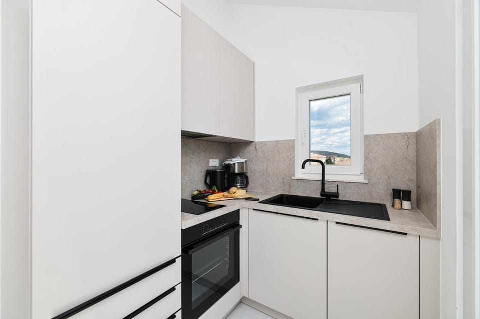 Coffee/tea facilities, Kitchen or kitchenette, oven, stove