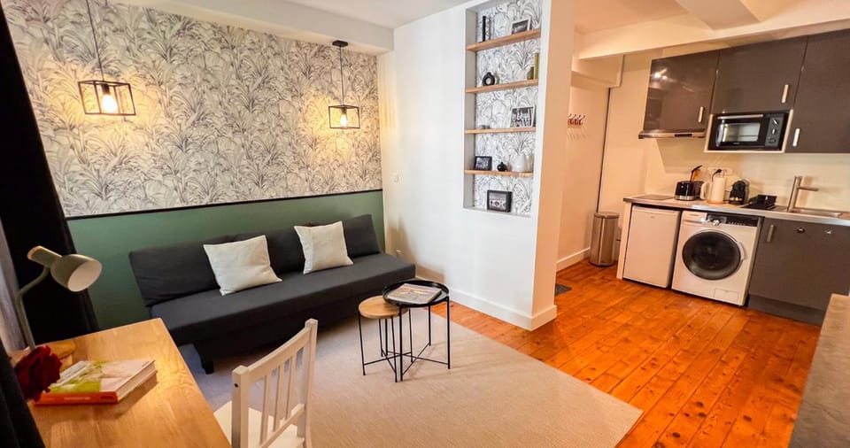 Coffee/tea facilities, Kitchen or kitchenette, Living room, Seating area, Dining area, washing machine