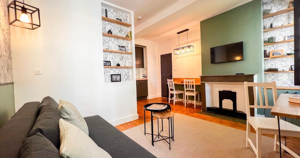 TV and multimedia, Kitchen or kitchenette, Living room, Seating area, Dining area