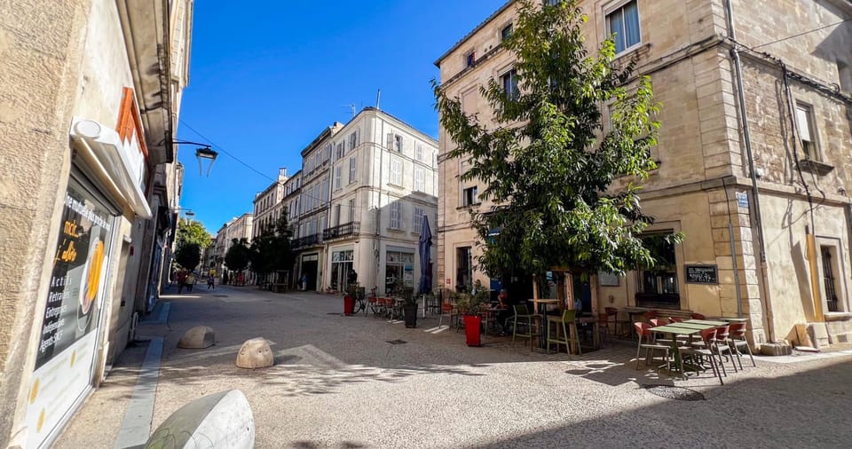 Property building, Neighbourhood, Location