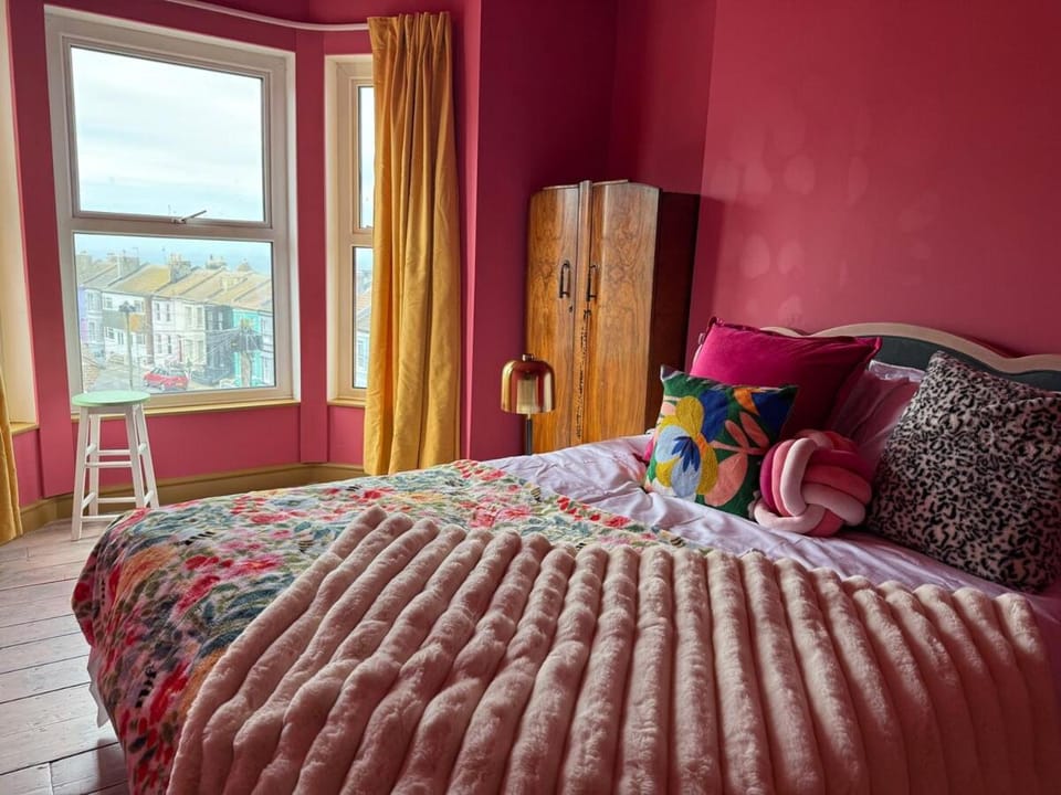 Bed, Photo of the whole room, Bedroom