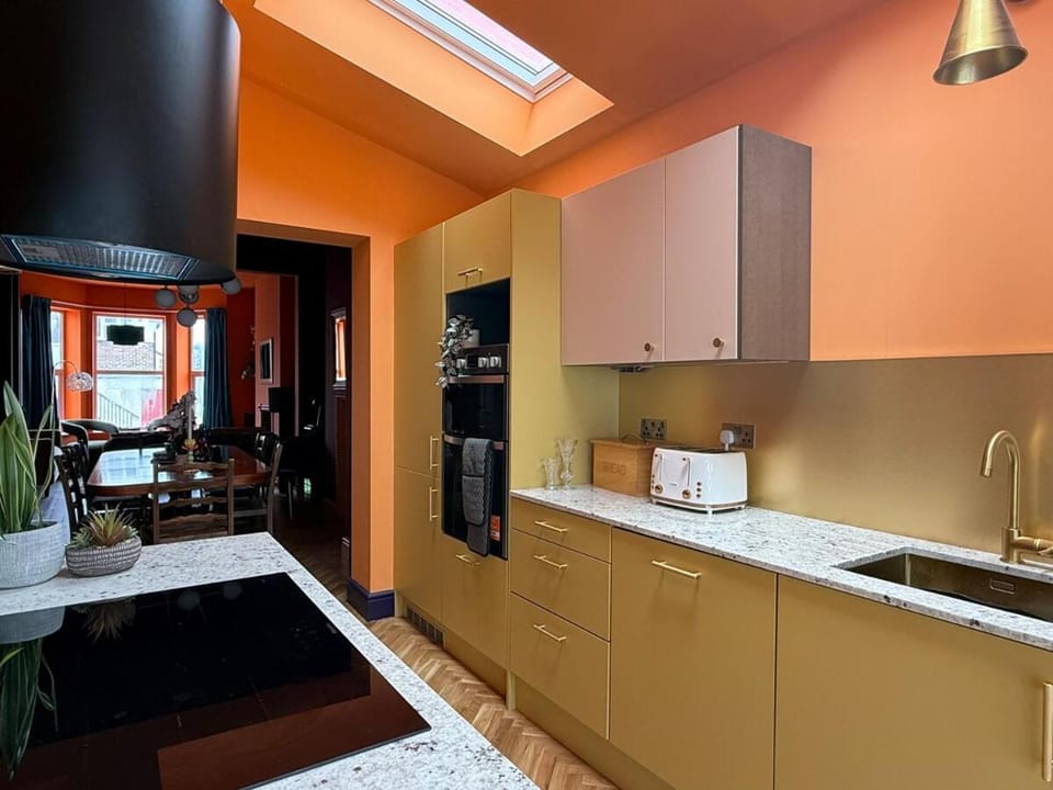 Kitchen or kitchenette, dishwasher, oven
