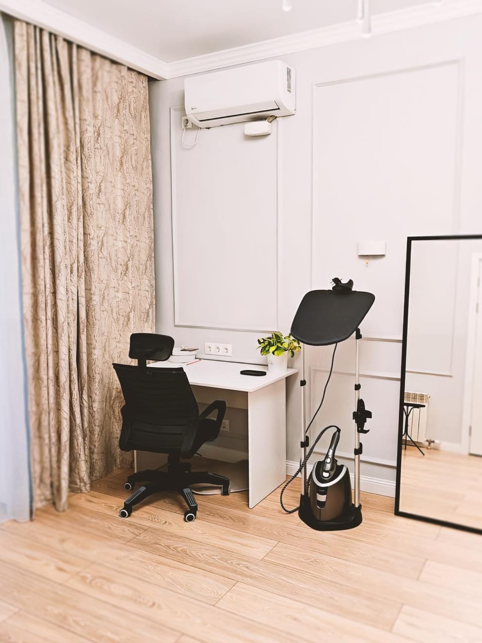 Living room, Seating area, air conditioner