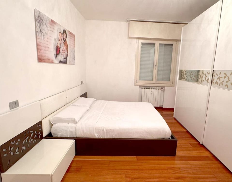 Bed, Photo of the whole room, Bedroom, internet, wardrobe