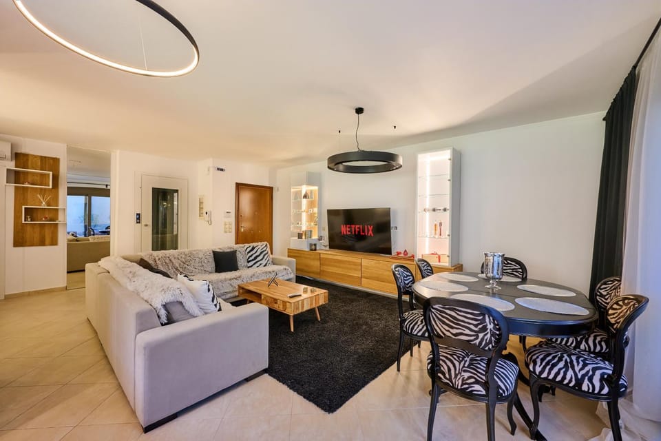 TV and multimedia, Kitchen or kitchenette, Living room, Seating area, Dining area, minibar, oven, pet friendly