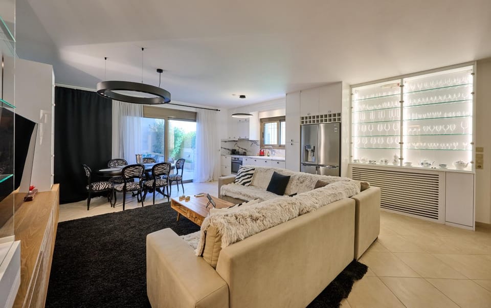 TV and multimedia, Kitchen or kitchenette, Living room, Seating area, Dining area