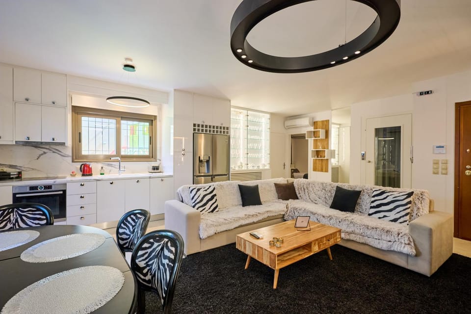 Kitchen or kitchenette, Living room, Seating area, Dining area, minibar