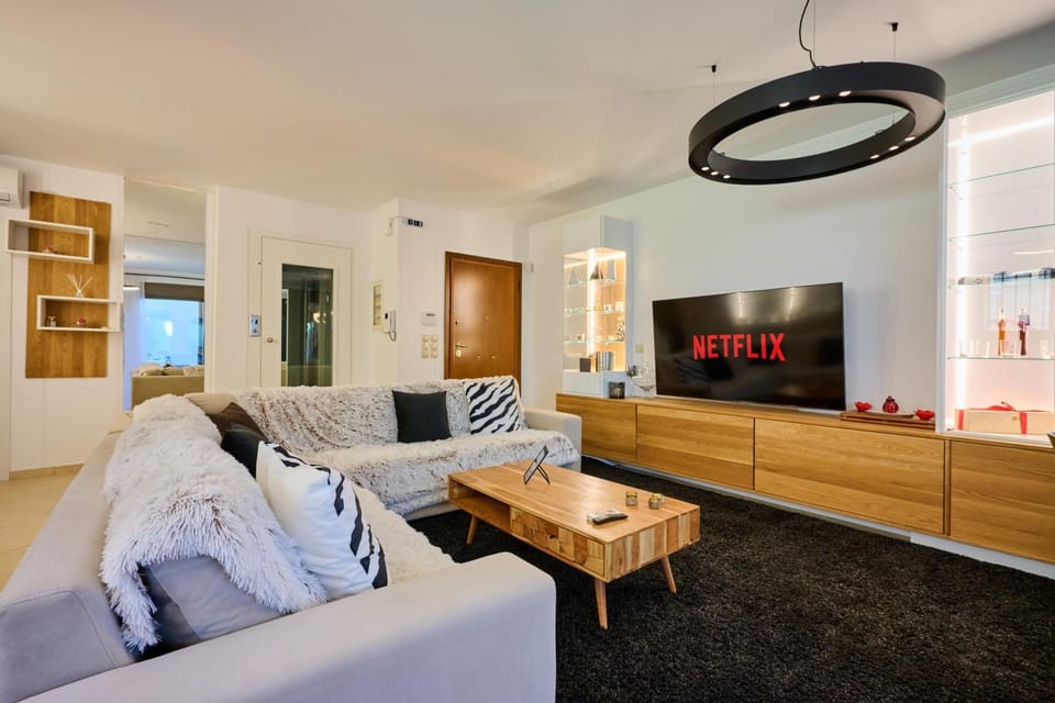 Communal lounge/ TV room, TV and multimedia, Living room, Seating area, Evening entertainment