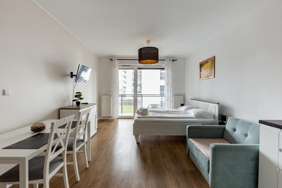 Bed, TV and multimedia, Living room, Photo of the whole room, Seating area, Dining area, Bedroom