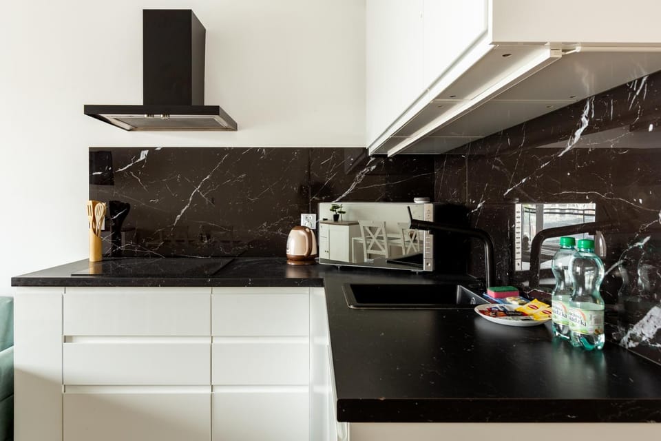 Coffee/tea facilities, Kitchen or kitchenette, stove