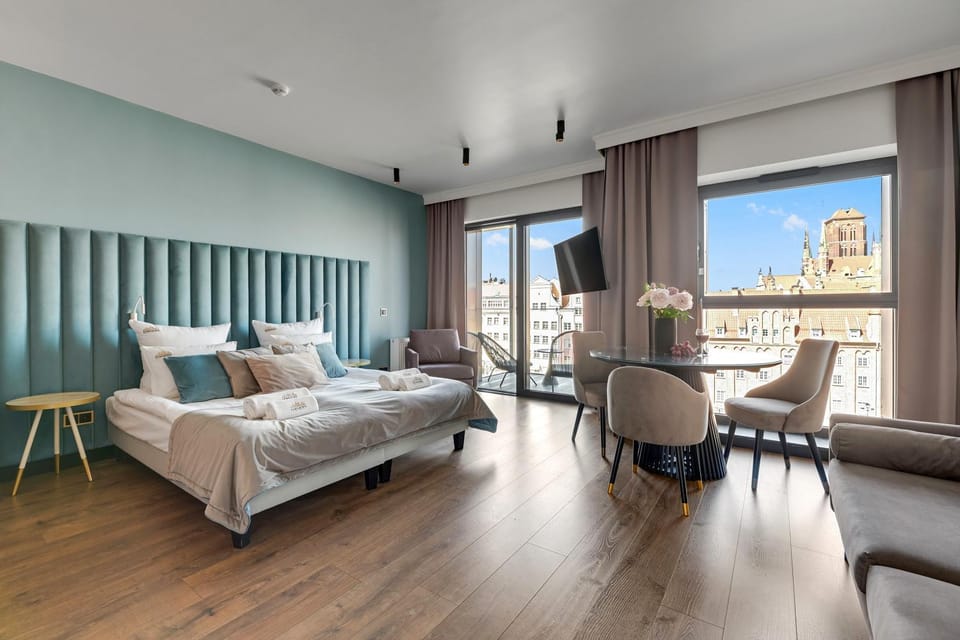 Bed, TV and multimedia, View (from property/room), Balcony/Terrace, Living room, Photo of the whole room, Seating area, Bedroom, City view, River view, towels