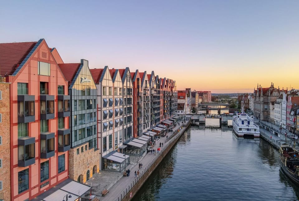 Property building, Nearby landmark, Day, Neighbourhood, Natural landscape, City view, River view, Location