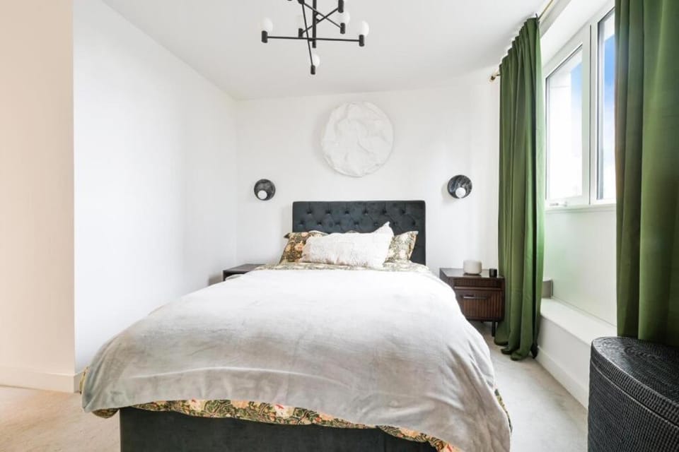 Luxury, Modern, & Artsy Apartment by Canary Wharf Apartment in London