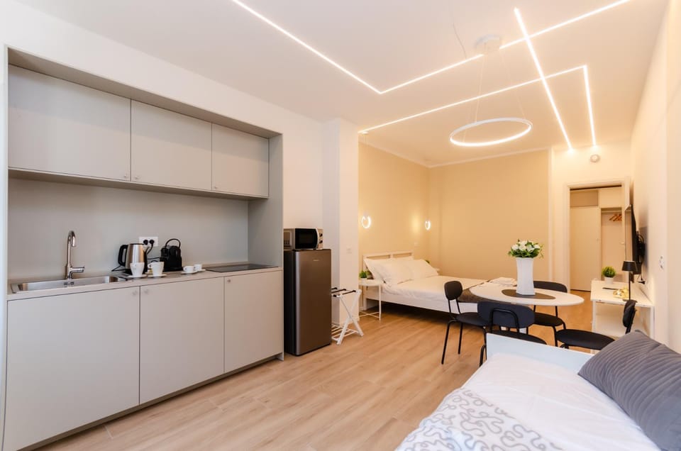 Coffee/tea facilities, Kitchen or kitchenette, Living room, Dining area