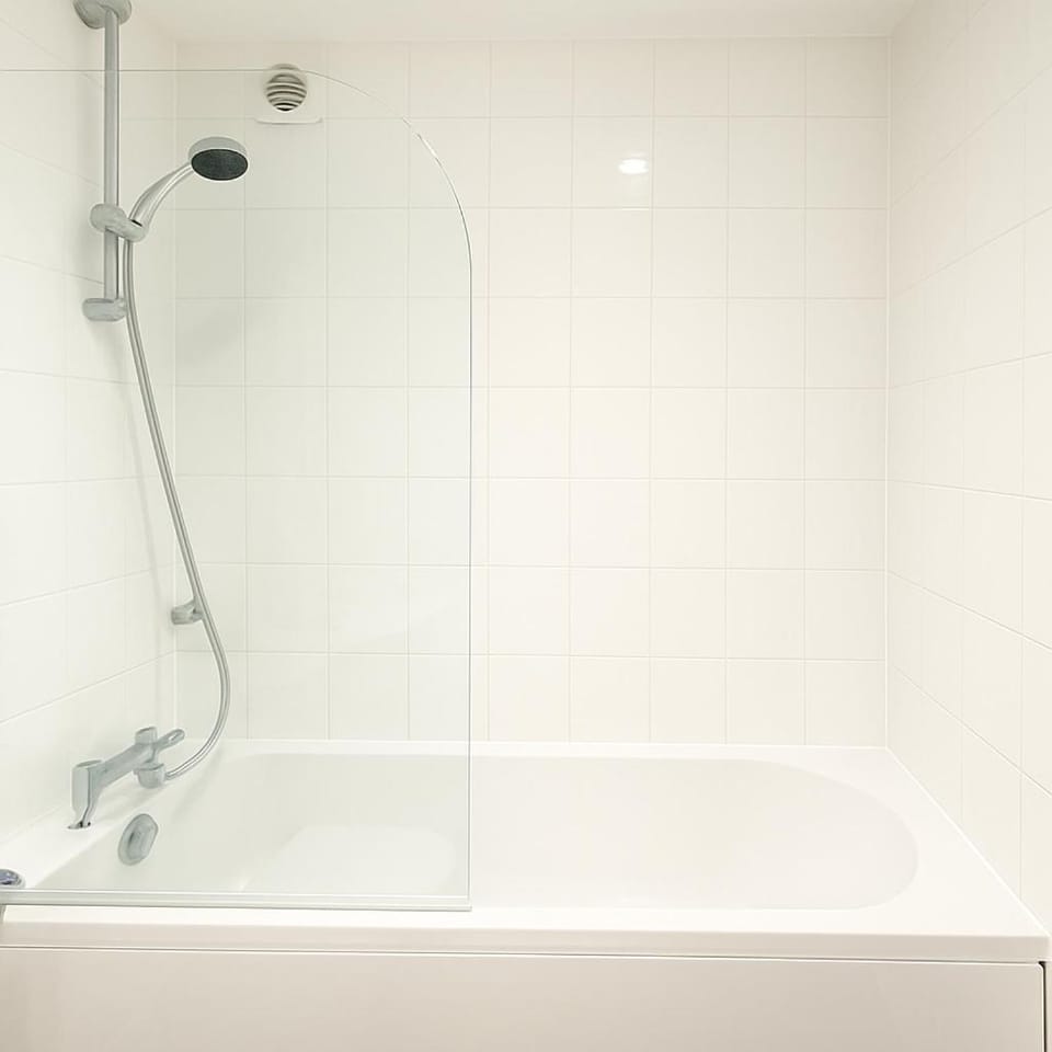 Modern 3BR 3BA Watford Home, For Contractors & Families, Close to Warner Bros, Free Parking, Sleeps 6 House in Watford