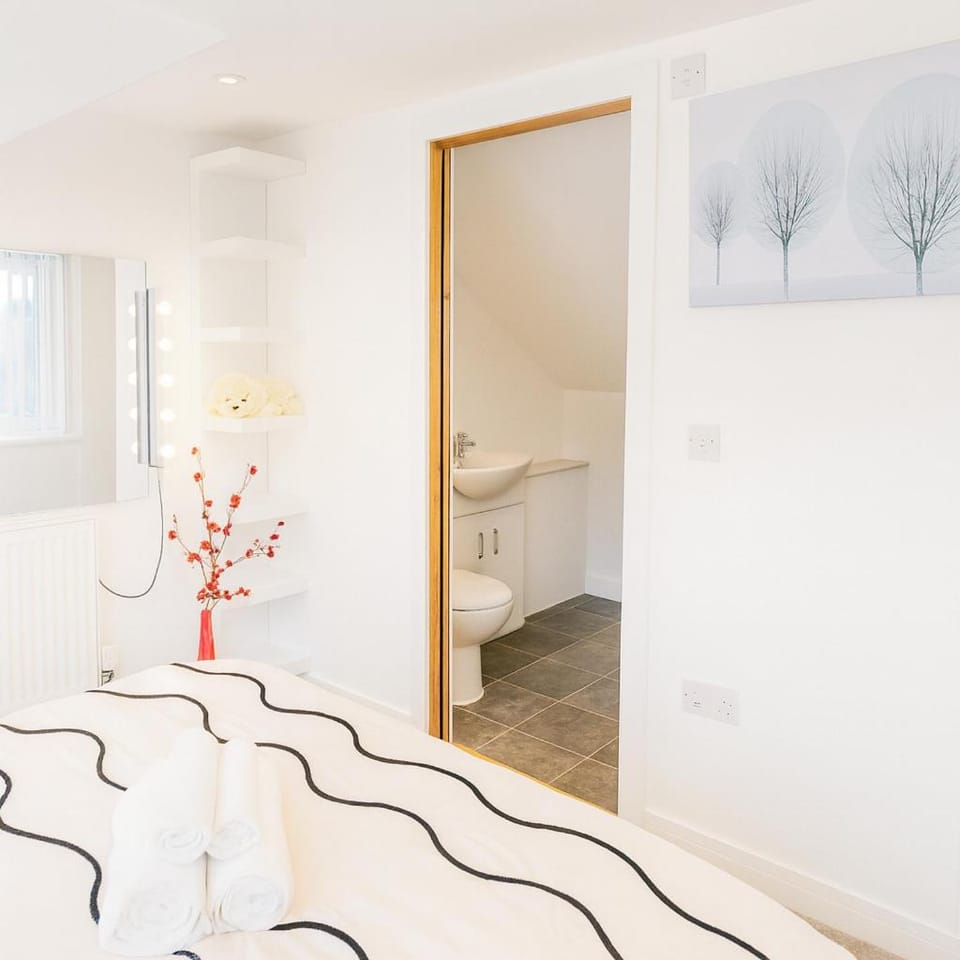 Modern 3BR 3BA Watford Home, For Contractors & Families, Close to Warner Bros, Free Parking, Sleeps 6 House in Watford