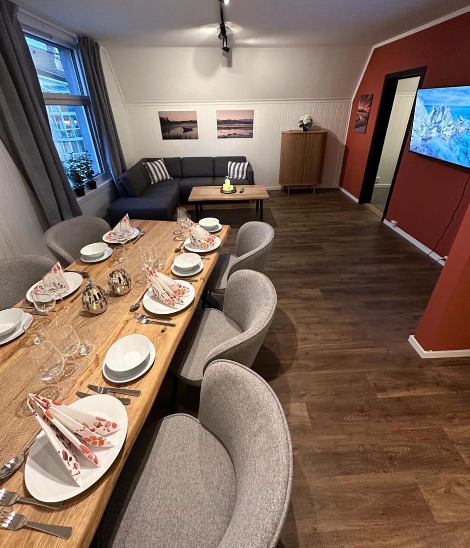 TV and multimedia, Living room, Seating area, Dining area