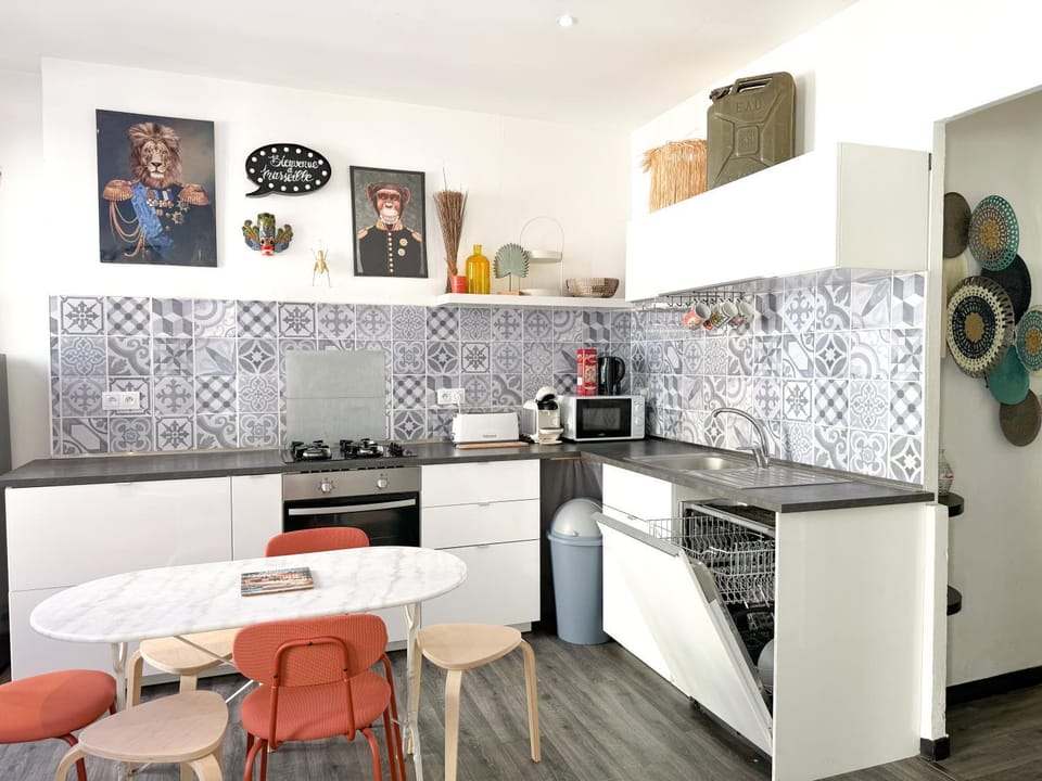 Coffee/tea facilities, Kitchen or kitchenette, Living room, Dining area, Family, dishwasher, internet, oven, stove, toaster