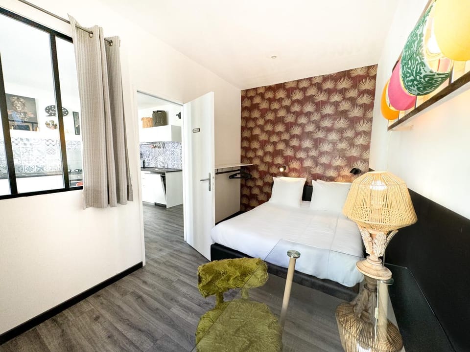 Bed, Photo of the whole room, Seating area, Bedroom, Family, internet, storage