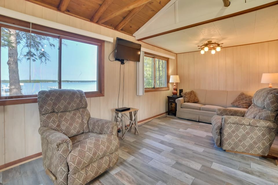 Pet Friendly Lake Cabin: Private Dock + Fire Pit! Cabin in Michigan