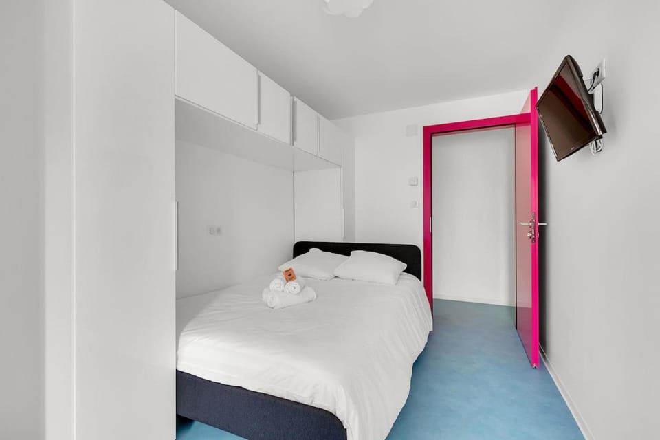Bed, TV and multimedia, Photo of the whole room, Bedroom, towels, wardrobe