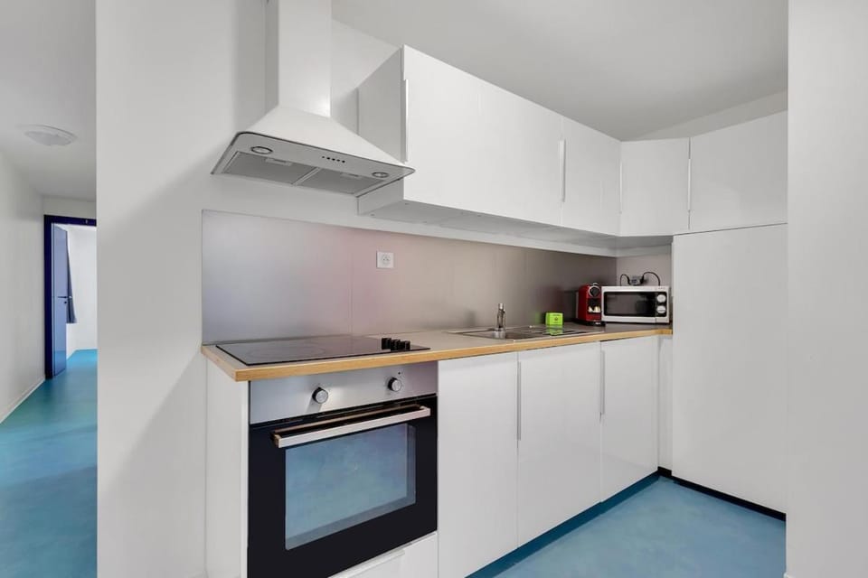 Kitchen or kitchenette, oven