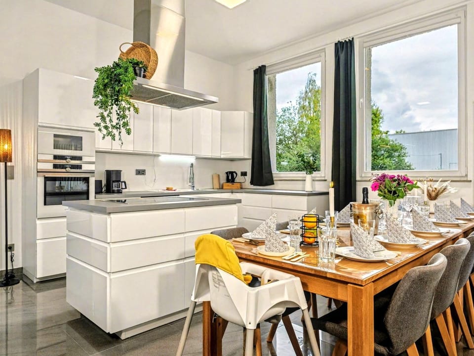 Kitchen or kitchenette, Seating area, Dining area, Food, oven, stove