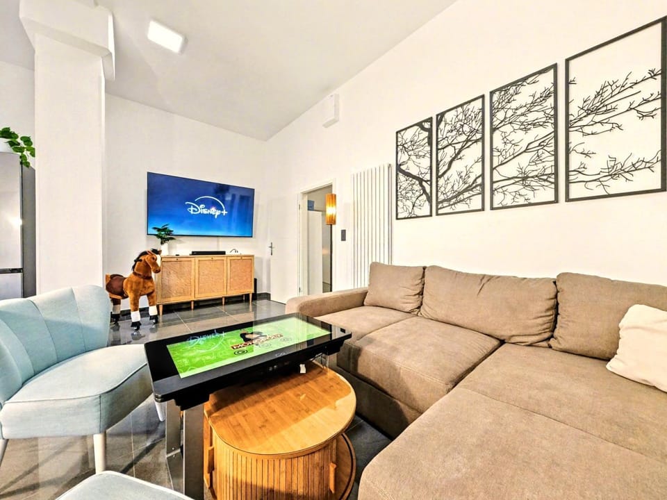 Communal lounge/ TV room, TV and multimedia, Living room, Seating area, Evening entertainment