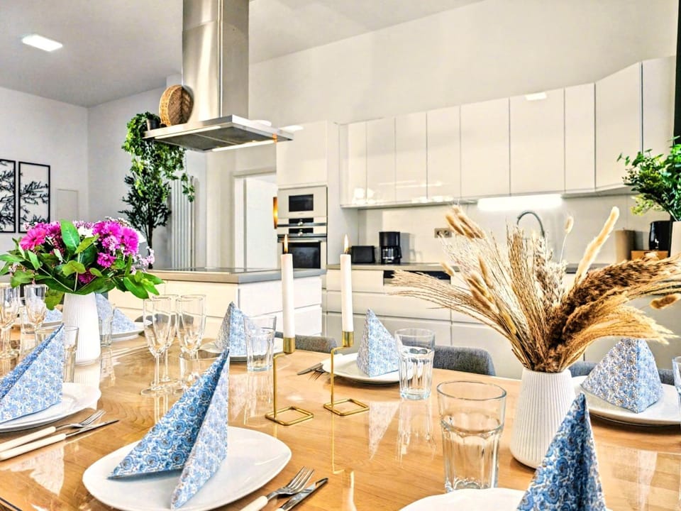 Kitchen or kitchenette, Living room, Seating area, Dining area, Food, stove