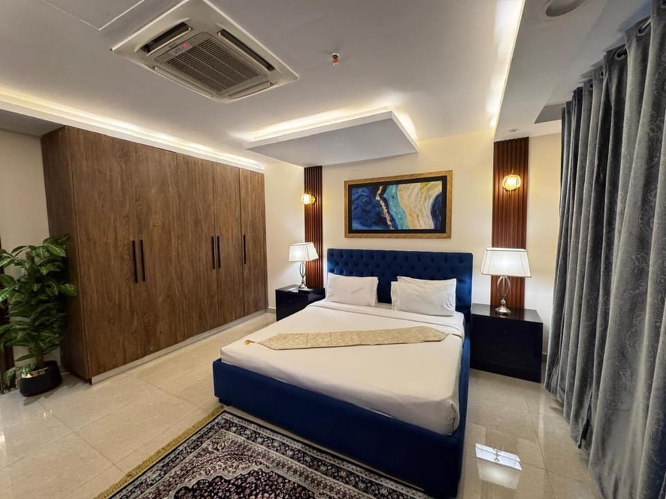 Bed, Photo of the whole room, Bedroom, wardrobe, air conditioner