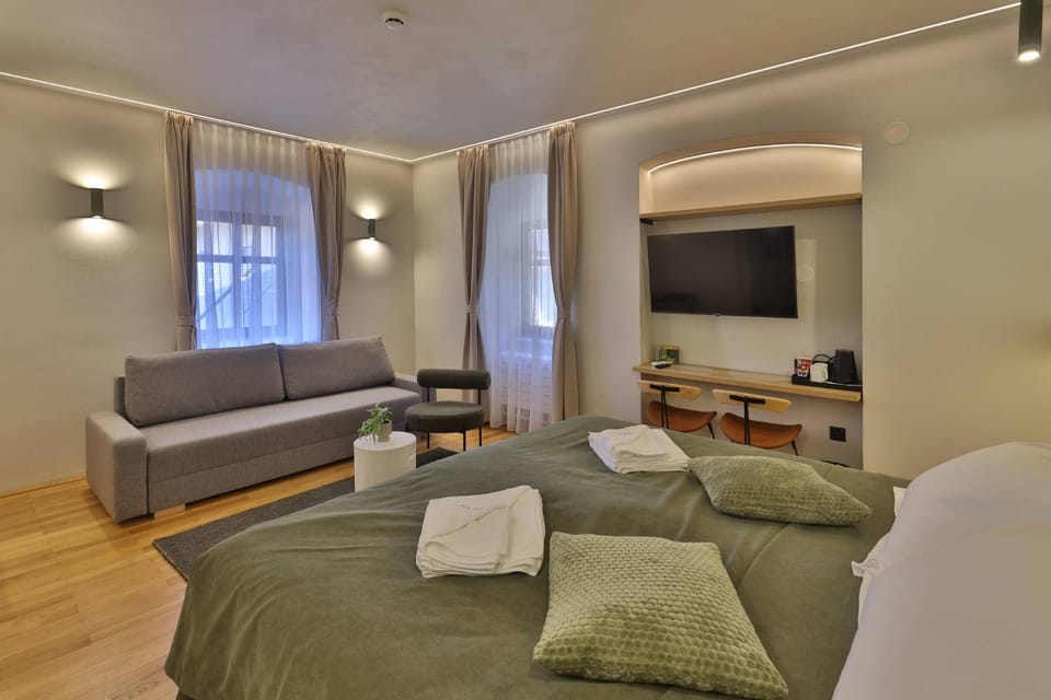 Bed, Seating area
