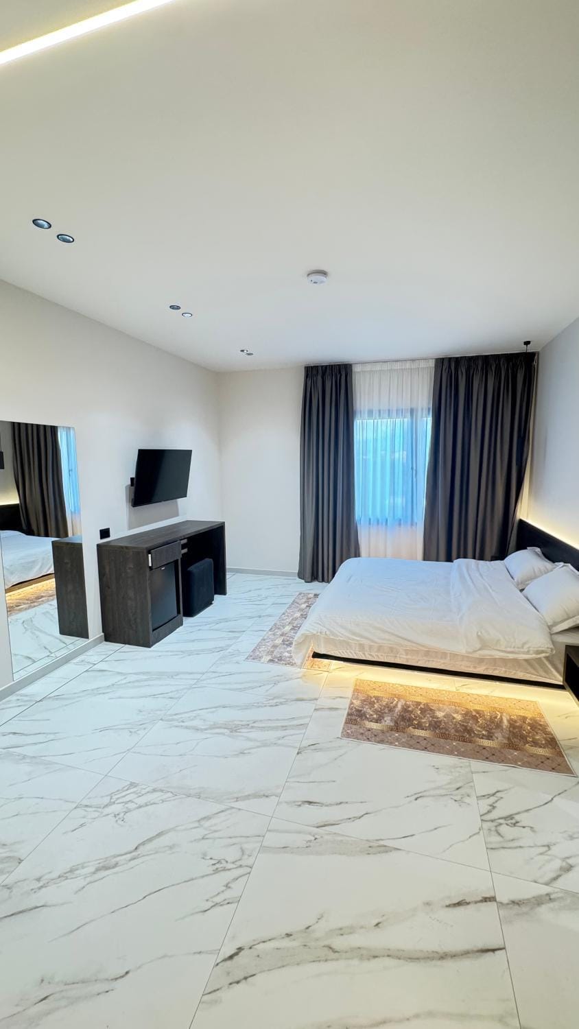 Bed, TV and multimedia, Photo of the whole room