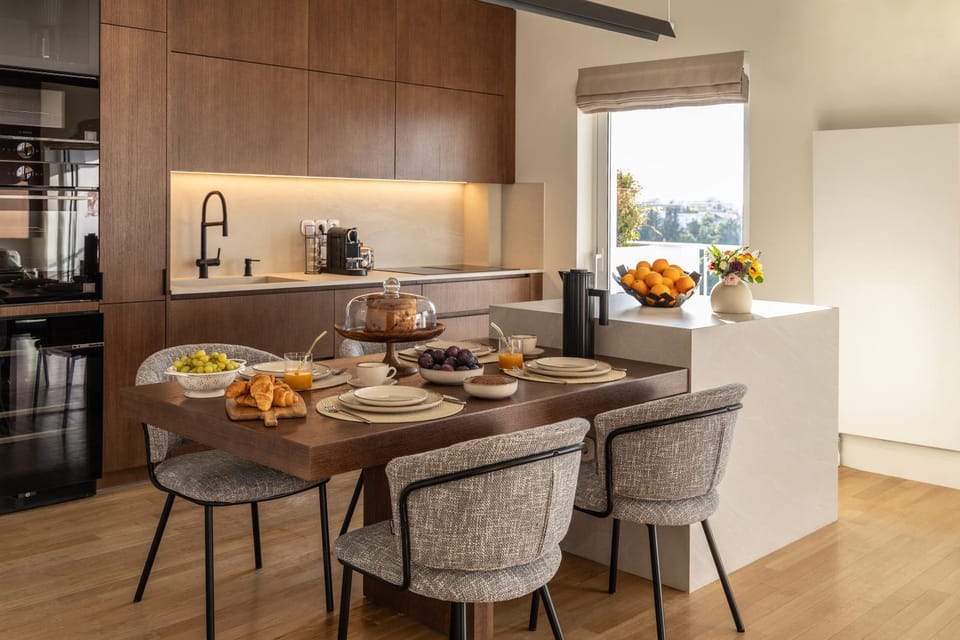Coffee/tea facilities, Dining area, dishwasher, microwave, oven, kitchen