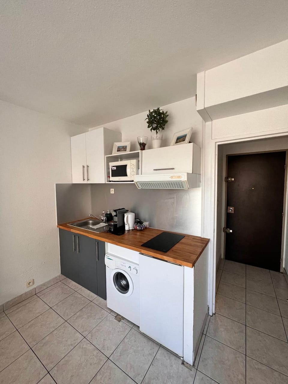 Coffee/tea facilities, stove, kitchen