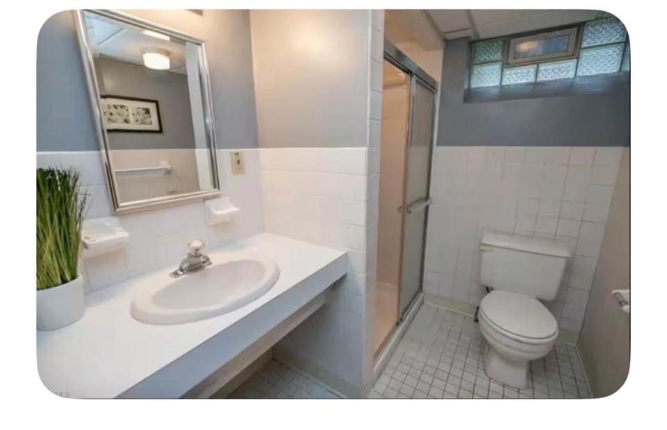 Shaker Heights Apartment near Cleveland Clinic Apartment in Shaker Heights