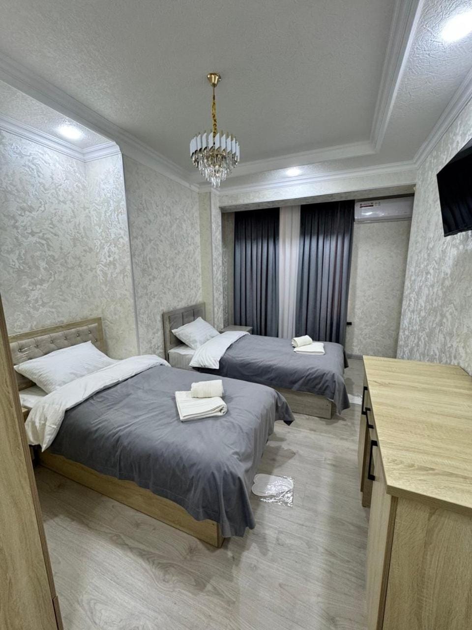 Bed, TV and multimedia, Photo of the whole room, Bedroom, towels