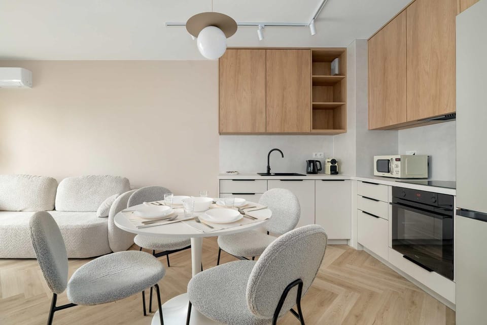 Coffee/tea facilities, Kitchen or kitchenette, Living room, Seating area, Dining area, stove