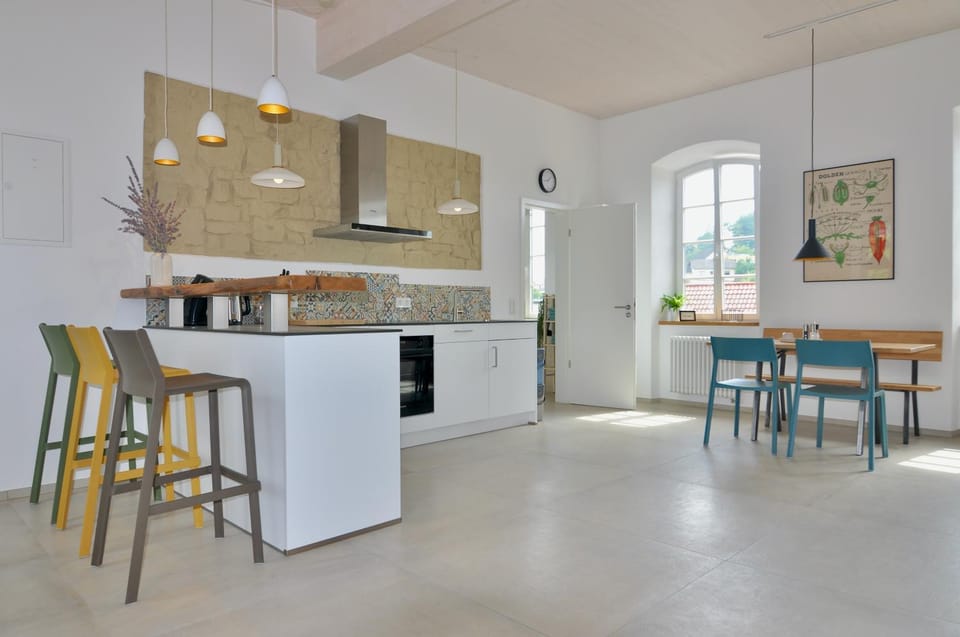 Kitchen or kitchenette, Dining area