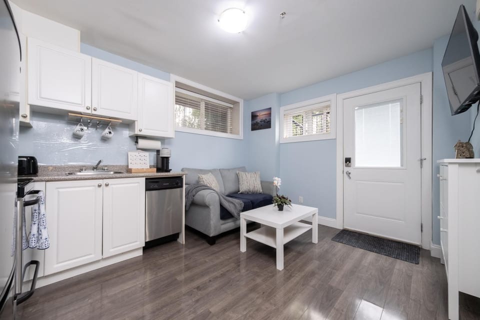 TV and multimedia, Kitchen or kitchenette, Living room, dishwasher