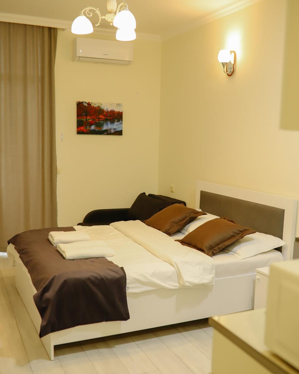 Bed, Living room, Photo of the whole room, Seating area, Bedroom, towels