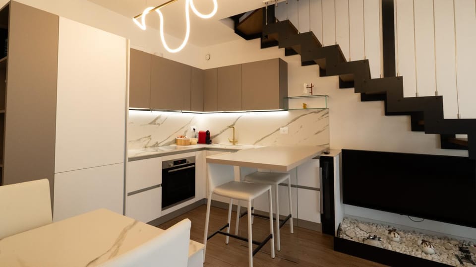 Kitchen or kitchenette, Dining area, oven, stove