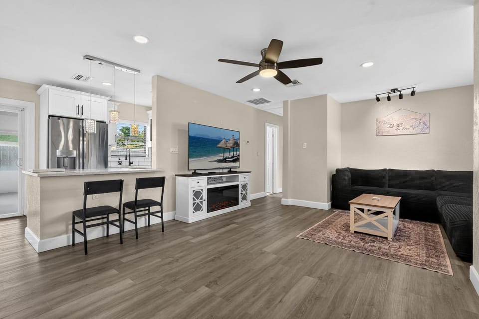 Florida Retreat Heated Pool House in Bayshore Gardens